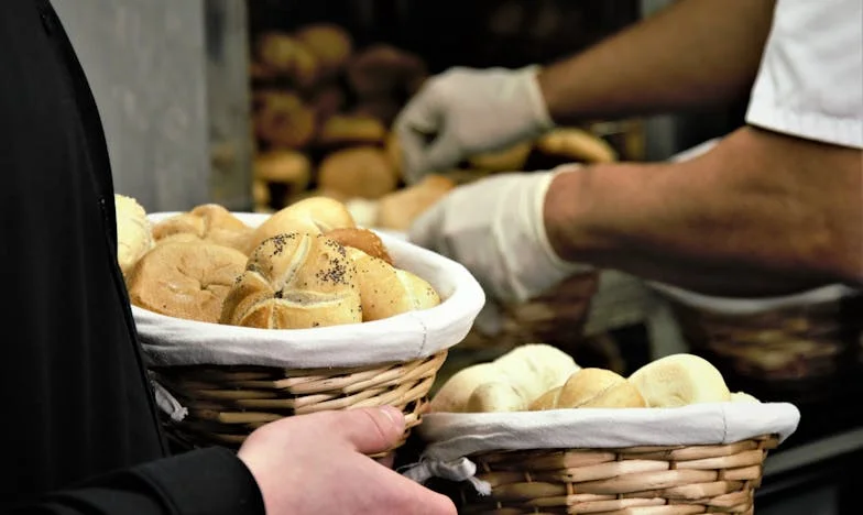 Mirosul pâinii calde și amărăciunea cuvintelor nerostite – povestea Iuliei dintr-o bucătărie bucureșteană