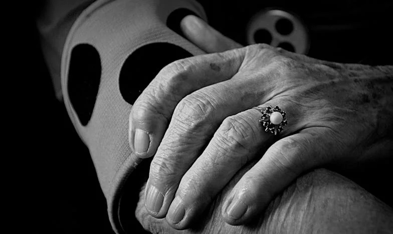 Nemulțumirea Fără Sfârșit a Mamei: Povara Pe Umerii Familiei Noastre Tinere