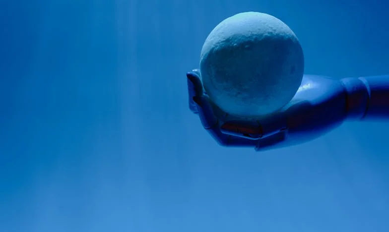 „Soacra mea doar se preface că e bolnavă – dar cât timp mai pot suporta?” – Drama unei nurori românce din spatele ușilor închise