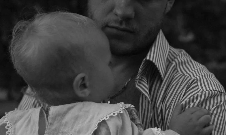 Sub Masca Iubirii: Povestea Ivonei, a lui Marius și a Așteptărilor Tatălui Meu