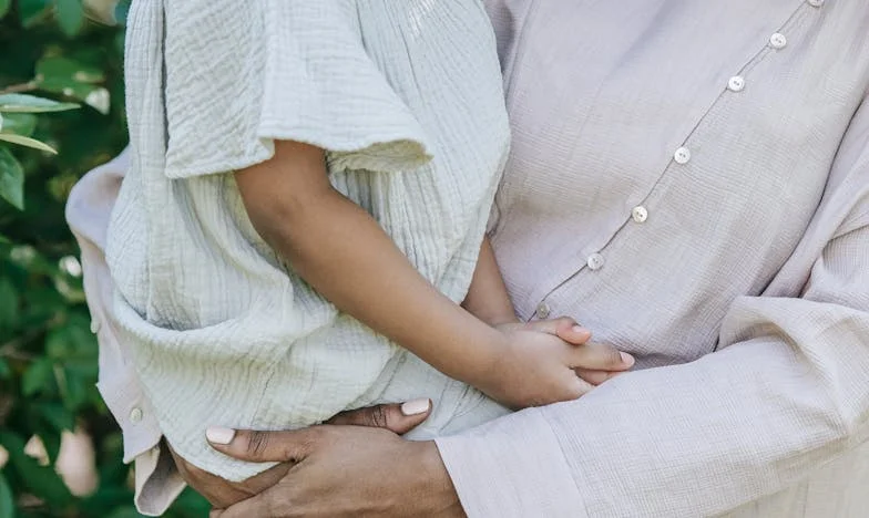 Urmele foarfecelui: O mamă din București luptă pentru demnitatea fiului său