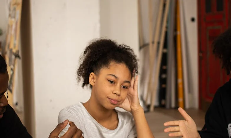 Ajutor! Fiul meu râde și face glume când ar trebui să fie serios – Ce pot să fac?