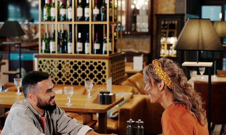 Bărbatul care m-a găsit în tomberon nu mi-a fost niciodată tată — dar mi-a salvat viața