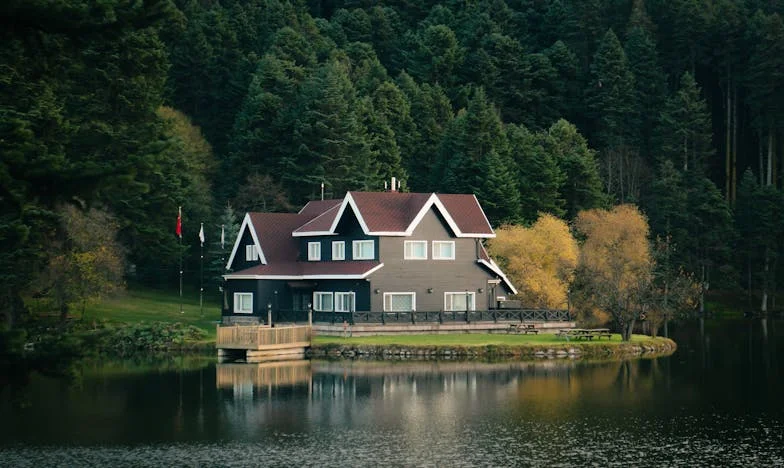 Când Zidurile Se Prăbușesc: Casa Mea, Familia Mea și Prețul Sacrificiului