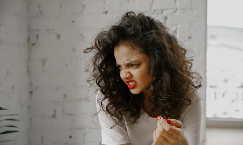 Cea mai bună prietenă a mea s-a măritat cu fostul meu soț și m-a abandonat când aveam cea mai mare nevoie de ea