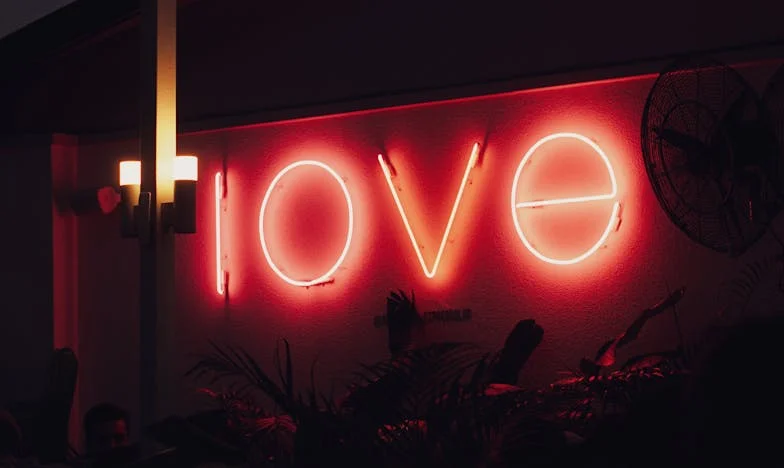 Dragoste sub lupă: Cum am supraviețuit prejudecăților pentru că mi-am urmat inima