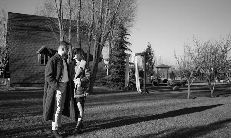 La înmormântarea soțului meu, fiica lui vitregă mi-a șoptit o amenințare—dar un plic de la un străin mi-a schimbat viața