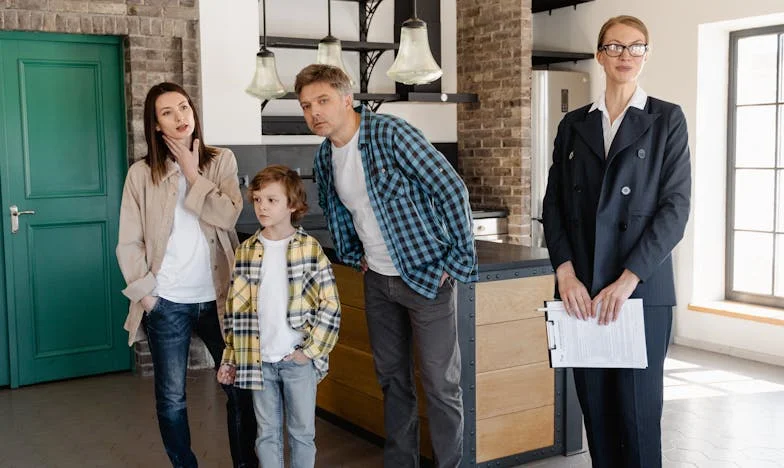 M-am întors acasă în zdrențe — și familia mea a vrut să mă dea pe mâna poliției