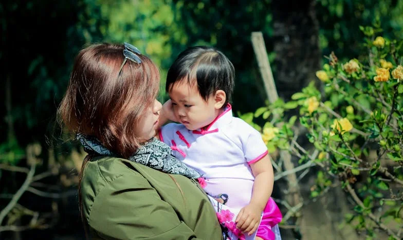 Mama nu vrea să stea cu copiii mei, dar trebuie să-mi susțin familia – Povestea Victoriei