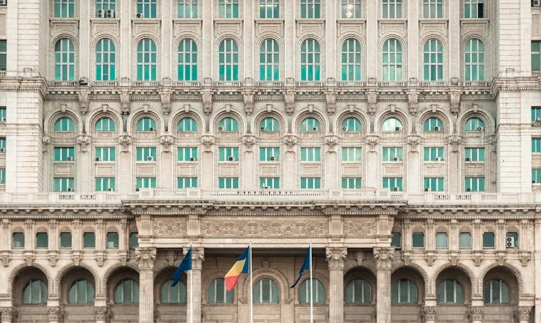 O Noapte Închisă: Miliardarul, Menajera și Ploaia