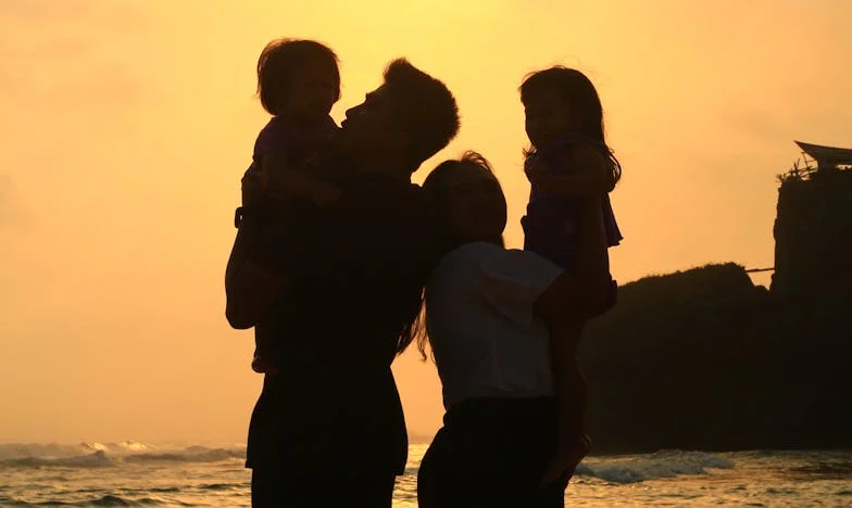 Plicul din coșul de gunoi: Trădare, putere și băiatul care a văzut adevărul