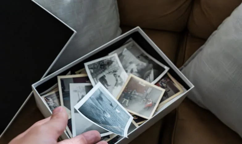 Taina unei fotografii vechi – Poveste despre secrete, familie şi iertare