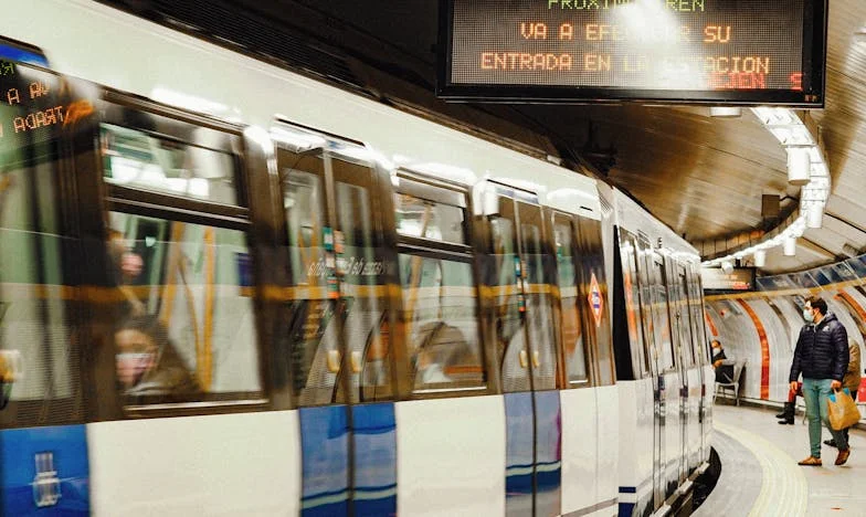 Βγαίνοντας από τη σκιά: Η μάνα που τόλμησε τα πάντα