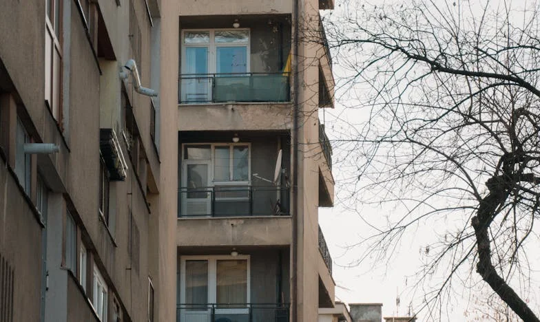 Όταν η γιαγιά έμαθε πως ο εγγονός της περίμενε το σπίτι της – Μια ιστορία για το πώς η απληστία διαλύει οικογένειες