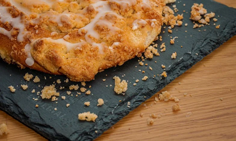 Cienie nad stołem: Historia rodziny, której nie było