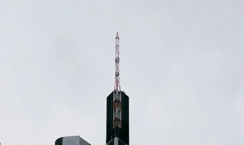 „Mama oddała moje mieszkanie bratu bez pytania — bo przecież »nie będzie żyć z dzieckiem na ulicy«” – historia zdrady w rodzinie Nowaków