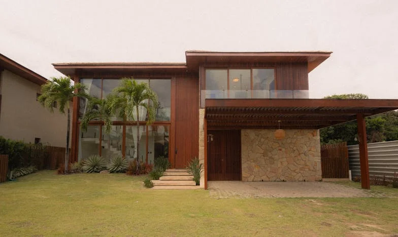 Mój syn chciał, żebym zamieszkała w drewnianej chacie. Odmówiłam i zaoferowałam mu pomoc finansową – czy postąpiłam słusznie?