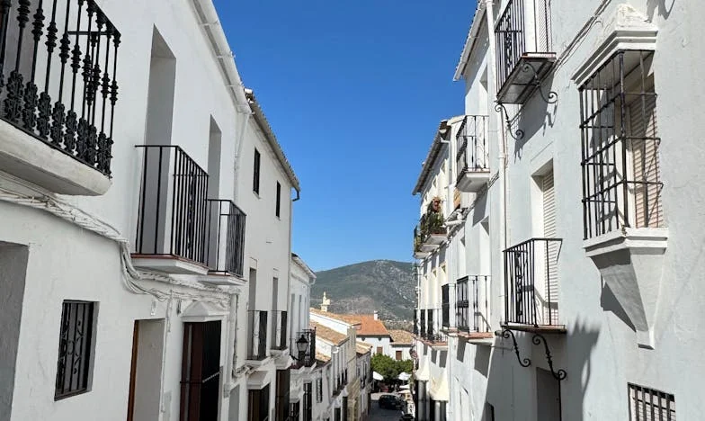 "W starym albumie znalazłam zdjęcie kobiety obok mojego ojca": Odkrycie, które rozdarło moją rodzinę