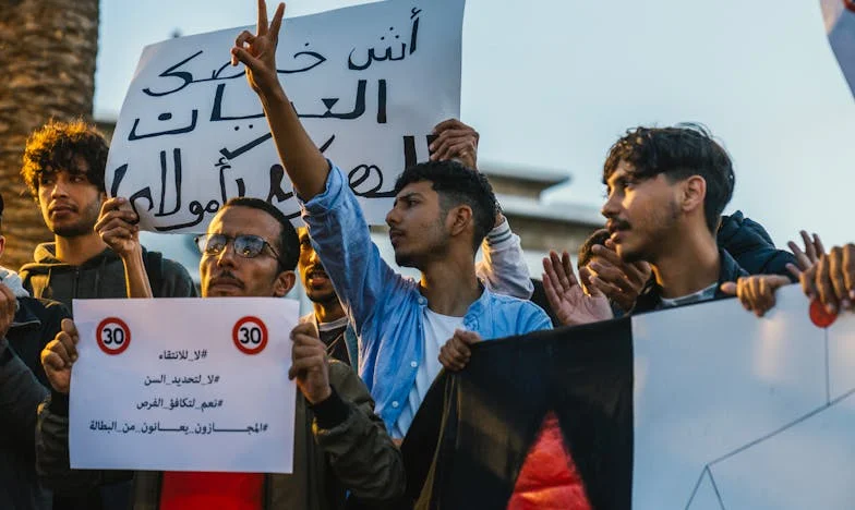 Zostawiona w cieniu: Historia Emy, która czekała na mamę i znalazła nową rodzinę