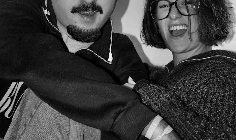 Cień Przeszłości: Historia Marty, Krzysztofa i Oliwki – Czy można pokochać na nowo, nie raniąc siebie i innych?