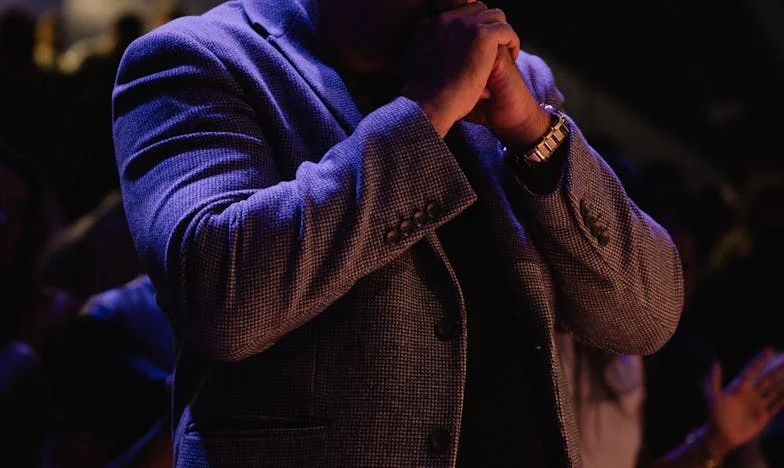 Czterdzieści lat pod skrzydłem: Jak przemoczony kotek stał się początkiem nowego życia