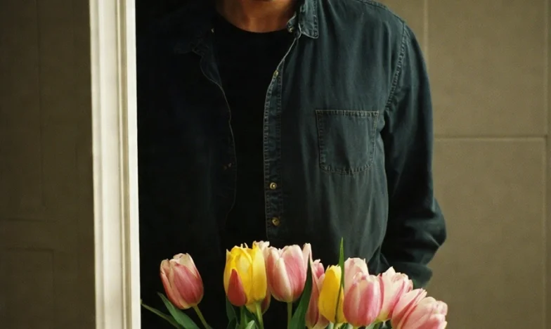 Kwiaty pod Drzwiami: Jak Jeden Gest Wstrząsnął Moim Małżeństwem