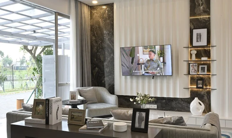 Między ciszą a krzykiem: Samotność matki w Warszawie