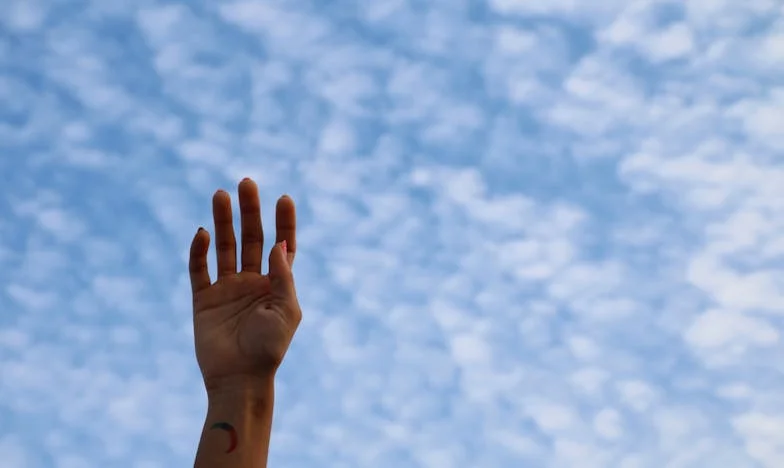 Między lojalnością a sumieniem: Historia Izy, która wybrała serce zamiast zasad