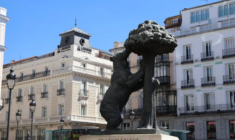 Chłód za Drzwiami: Opowieść o Rodzinie, Która Nigdy Nie Była Moja