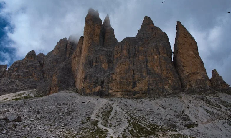 Ostatni wybór na rozdrożu: Czy pieniądze są warte rozbicia rodziny?