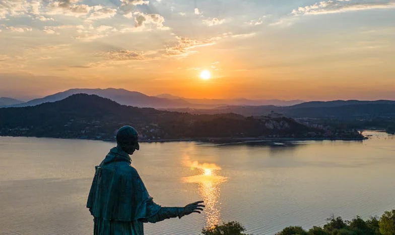 Kiedy dzwon zadzwoni: Powrót do wsi i konfrontacja z przeszłością