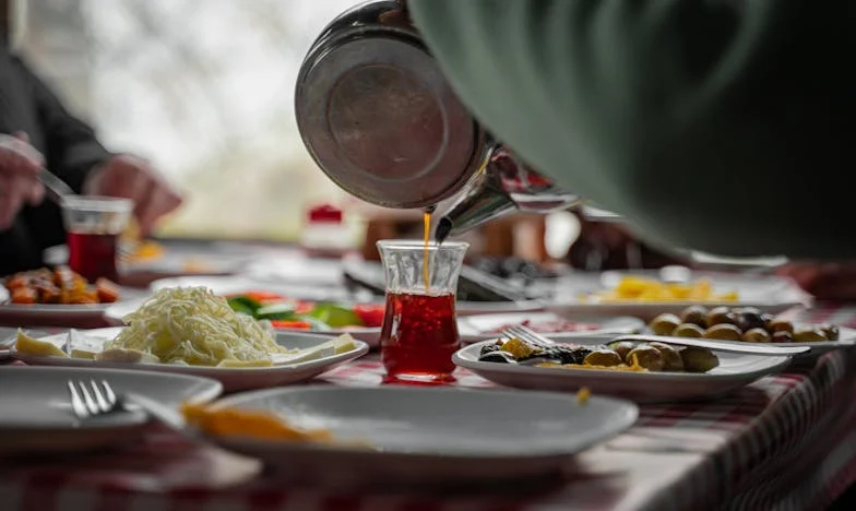 Moja teściowa wyrzuciła mnie z rodzinnej kolacji... Nie wiedziała, że to ja jestem właścicielem restauracji!