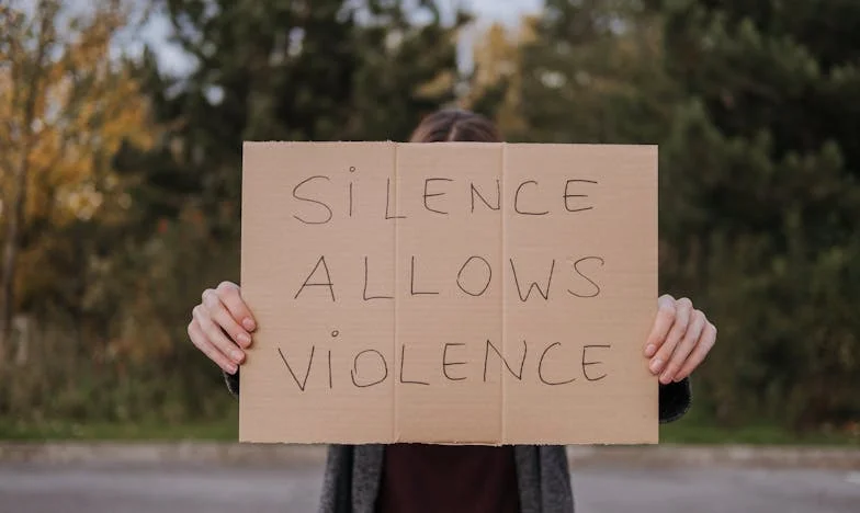 "Nie chciałam wiedzieć, ale już nie mogę zapomnieć: jak jeden SMS od męża rozbił naszą rodzinę"