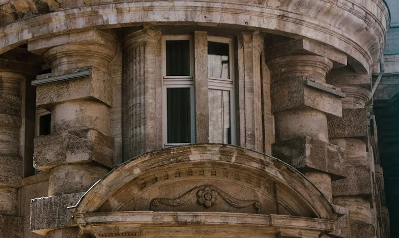 Sukienka w maki i łzy pod światłami: Moja noc, której nie zapomnę