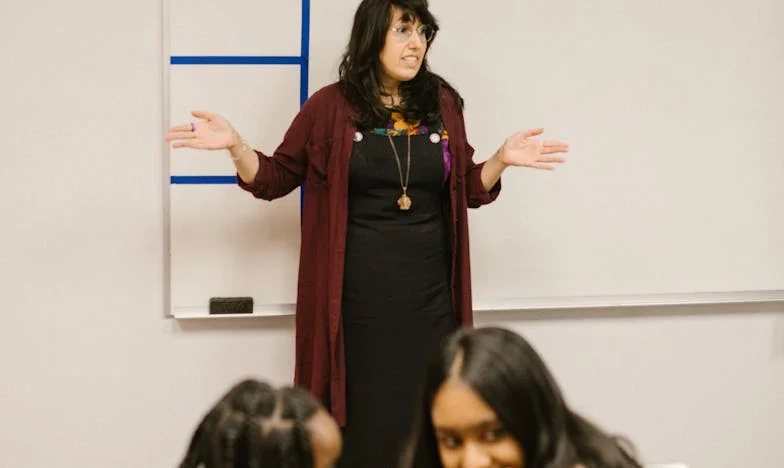 Wyrzucili mnie z domu, gdy zaszłam w ciążę. Po latach przyszli błagać o pomoc – czy powinnam im wybaczyć?