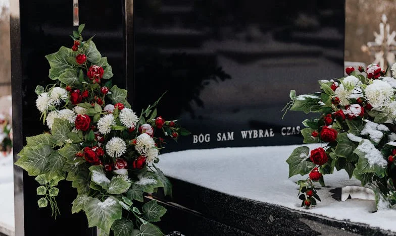 Kwiaty pod Drzwiami: Jak Jeden Gest Wstrząsnął Moim Małżeństwem