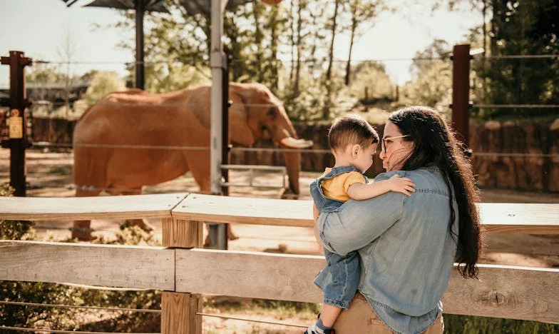 Niewidzialna ława przysięgłych: Moda, spojrzenia i walka o akceptację
