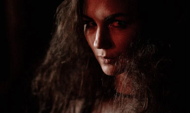 W środku nocy, synowa zapukała do moich drzwi: Rodzinne tajemnice, które nas rozdzieliły i połączyły