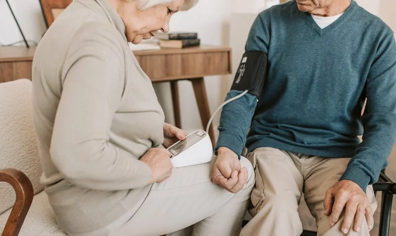 Zwykłe zakupy, które zmieniły moje życie: Jak jeden dzień w Biedronce obnażył samotność i bezradność starszych ludzi