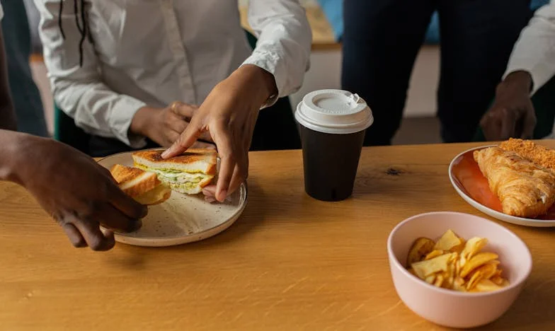 Kiedy Mąż Wyjechał, a Teściowa Wyrzuciła Mnie z Własnego Domu: Historia Zdrady i Nowego Początku
