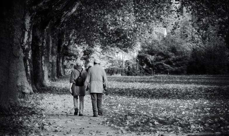 Miałam 35 lat, kiedy wyszłam za mąż za bezdomnego. Cała rodzina mnie wyśmiała, sąsiedzi szydzili… aż pewnego dnia pod nasz dom podjechała kawalkada luksusowych aut i wszyscy zamilkli.