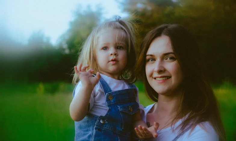 Między ciszą a krzykiem: Historia Magdy z warszawskiego blokowiska