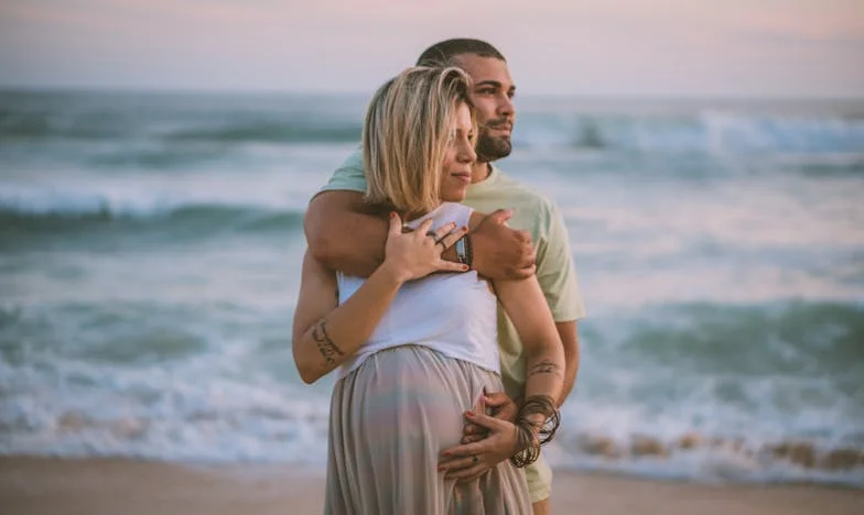 Milioner wrócił do domu o północy — i zamarł, widząc sprzątaczkę śpiącą przy jego bliźniakach