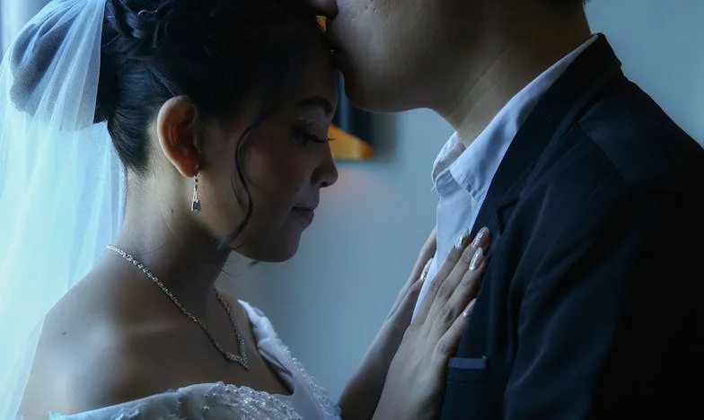 Pięć minut przed ślubem usłyszałem wyznanie mojej narzeczonej. Nie odwołałem ceremonii. Dałem jej prezent ślubny, którego nigdy nie zapomni.