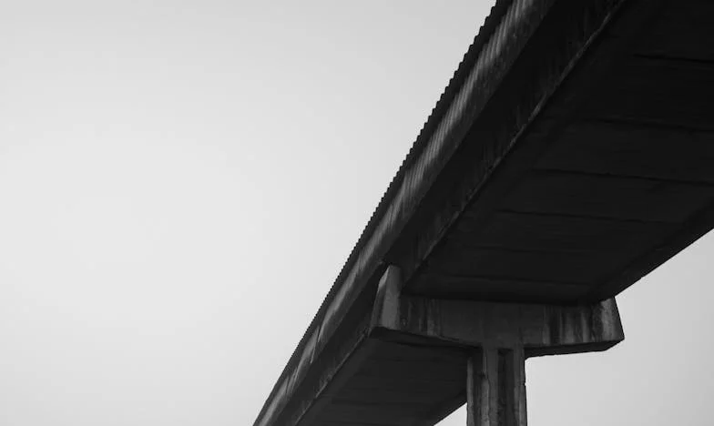 Prezeska banku upokarza starszego mężczyznę – kilka godzin później traci wszystko. Moja historia o dumie, wstydzie i drugiej szansie.