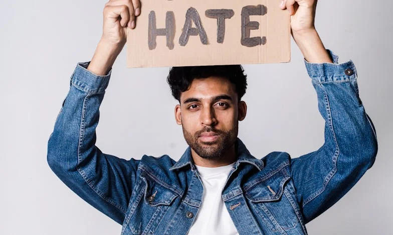 Znalazłam List w Sukience z Lumpeksu – I Moje Życie Rozpadło się na Kawałki, by Złożyć się na Nowo