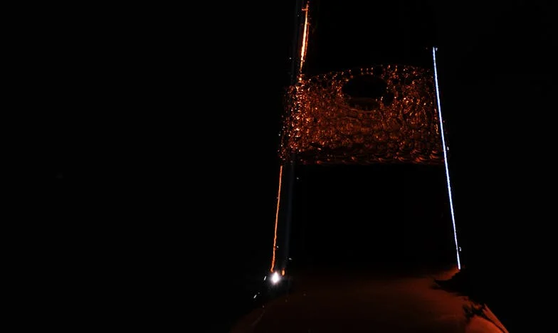 Między dwoma ogniami: Opowieść o niesprawiedliwości w rodzinie