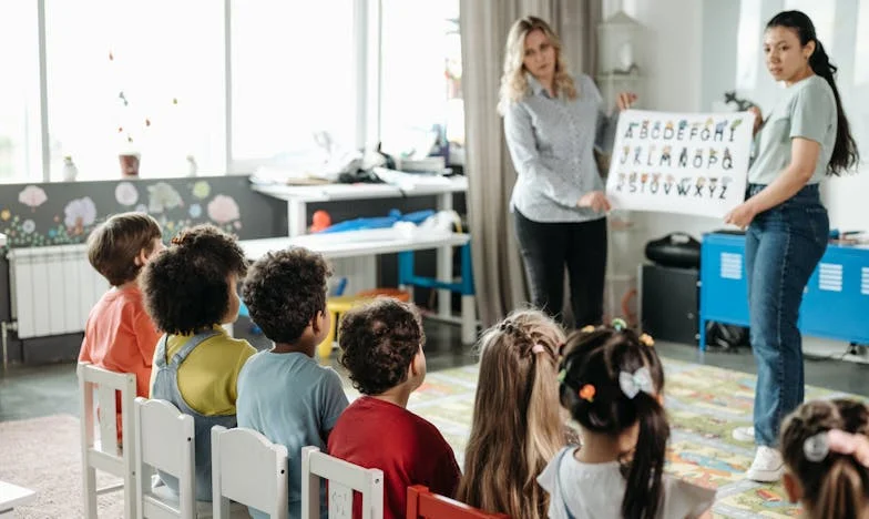 Mój brat, sierżant policji, skuł mnie kajdankami przy rodzinnym stole – a nie wiedział, że właśnie zatrzymał własnego generała