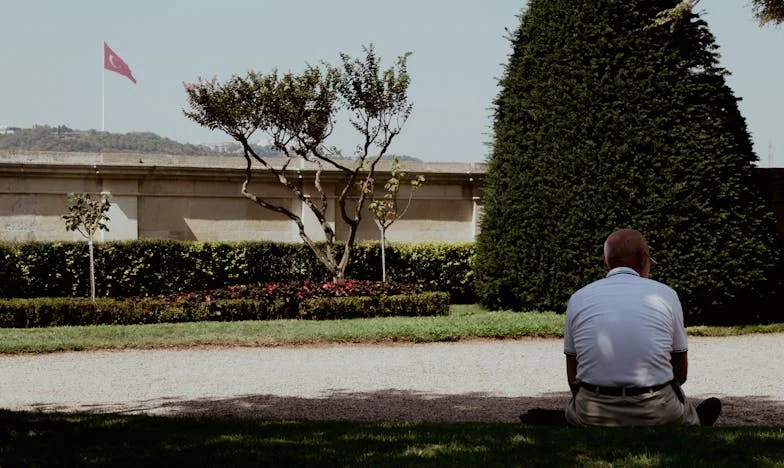 Mój mąż zapomniał o nas dla rodziny swojego zmarłego brata. Czy jestem egoistką, że mam dość?