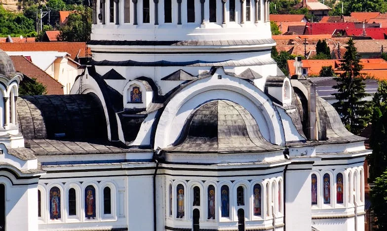 Pod Ciężarem Przeszłości i Oczekiwań: Moje Życiowe Zmagania jako Synowa w Polsce